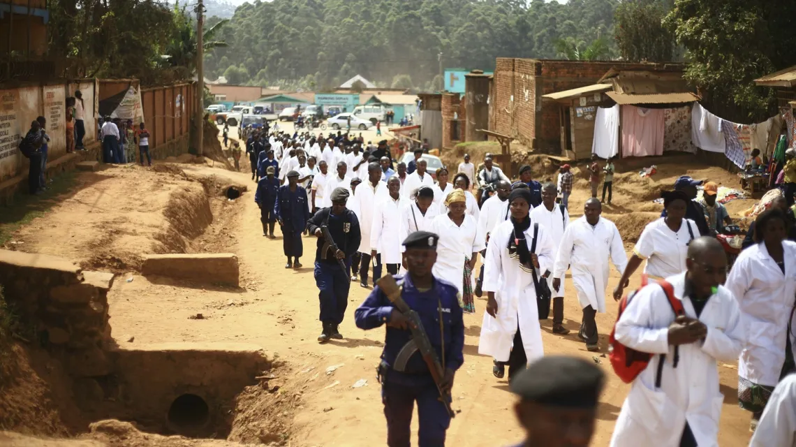 Lekarze i pracownicy służby zdrowia maszerują w mieście Butembo we wschodnim Kongu po tym, jak napastnicy zastrzelili epidemiologa z Kamerunu, który pracował dla WHO, 24 kwietnia 2019 r. /  / Fot. Al-hadji Kudra Maliro / AP / Associated Press / East News