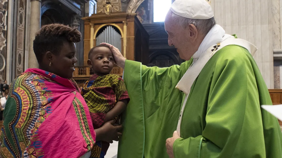 Podczas papieskiej mszy za uchodźców, Bazylika św. Piotra, 8 lipca 2019 r. / Fot. Abaca / East News / 
