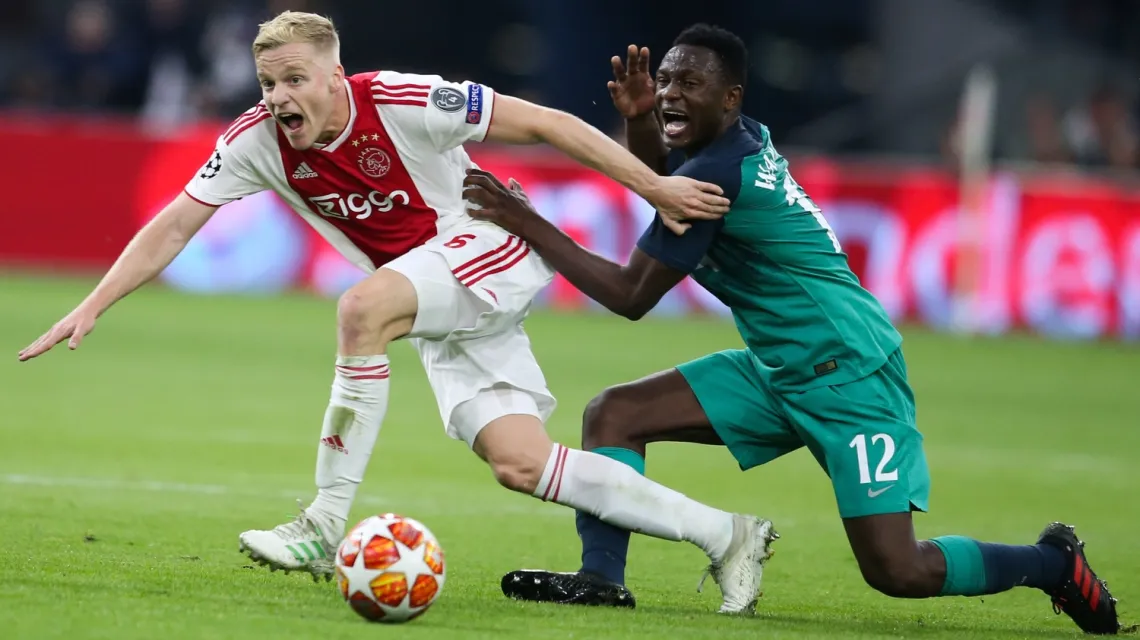 Donny van de Beek z Ajaxu Amsterdam oraz Victor Wanyama z Tottenhamu podczas półfinału Ligi Mistrzów, Amsterdam, 9 maja 2019 r. / Fot. Zheng Huansong/Xinhua News/East News / 