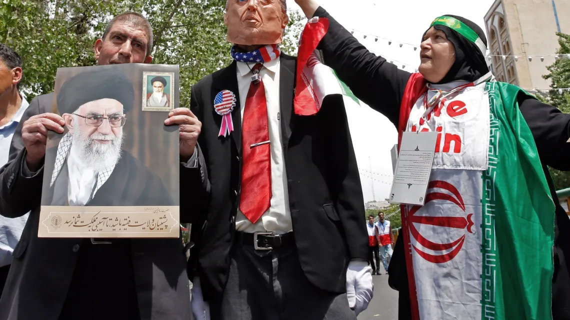 Antyzachodnie demonstracje w Teheranie (jeden z uczestników trzyma portret ajatollaha Chameneiego, obok kukła Donalda Trumpa), 10 maja 2019 r. / Fot. STR / AFP / EAST NEWS / 