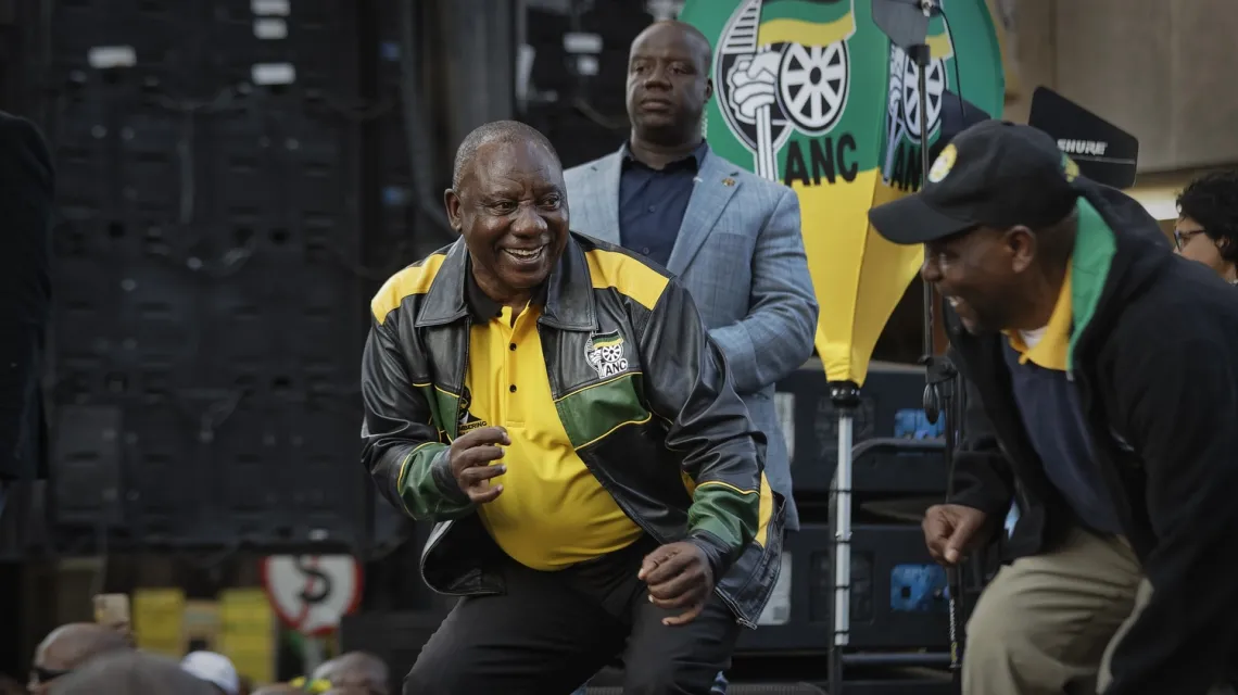 Prezydent Cyril Ramaphosa w powyborczym tańcu zwycięstwa, Johannesburg, 12 maja 2019 r. / Fot. Ben Curtis / AP / East News / 