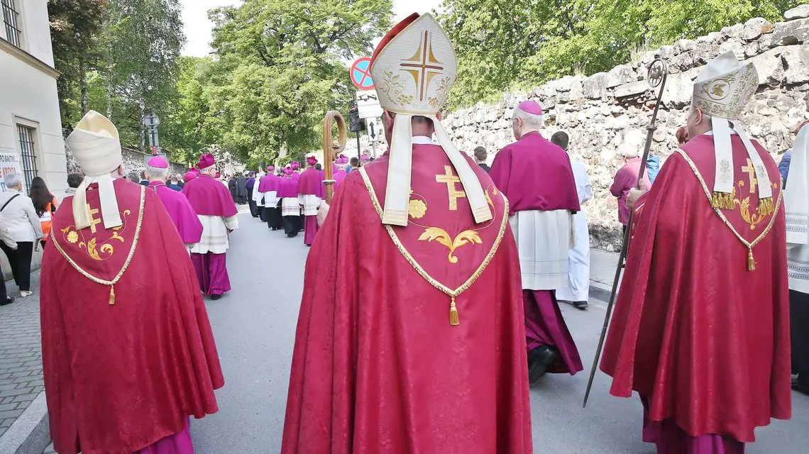Biskupi polscy podczas procesji ku czci św. Stanisława na Skałkę, dzień po premierze filmu braci Sekielskich, Kraków, 12 maja 2019 r. / Damian Klamka / East News / 