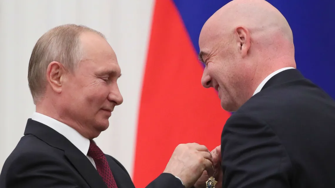 Władimir Putin dekoruje prezydenta FIFA Gianniego Infantino "orderem przyjaźni", Moskwa, 23 maja 2019 r. / Fot. EVGENIA NOVOZHENINA / AFP / EAST NEWS / 