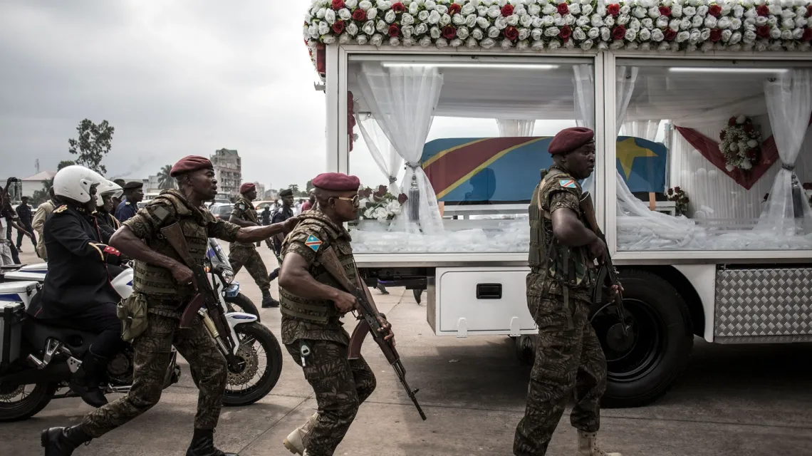 Żołnierze eskortują trumnę ÉtienneTshisekedi podczas ceremonii żałobnej w Kinszasie, 31 maja 2019 r. / /  Fot. John WESSELS / AFP / EAST NEWS