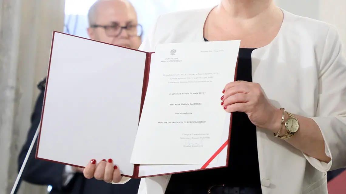 Minister edukacji Anna Zalewska odbiera zaświadczenie o wyborze do Parlamentu Europejskiego. Warszawa, 31 maja 2019 r. / fot. Piotr Molecki / East News
