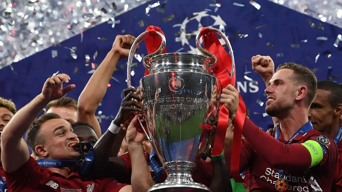 Piłkarze Liverpoolu z pucharem za zwycięstwo w Champions League, Madryt, 1 czerwca 2019 r. / Fot. Paul Ellis / AFP / East News / 