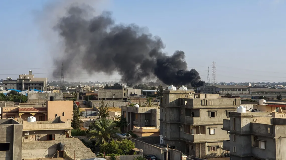 Obłoki dymu na południe od Tripoli po ataku lotniczym sił Chalifa Haftar, 29 czerwca 2019 r. / / FOT. MAHMUD TURKIA/AFP/East News