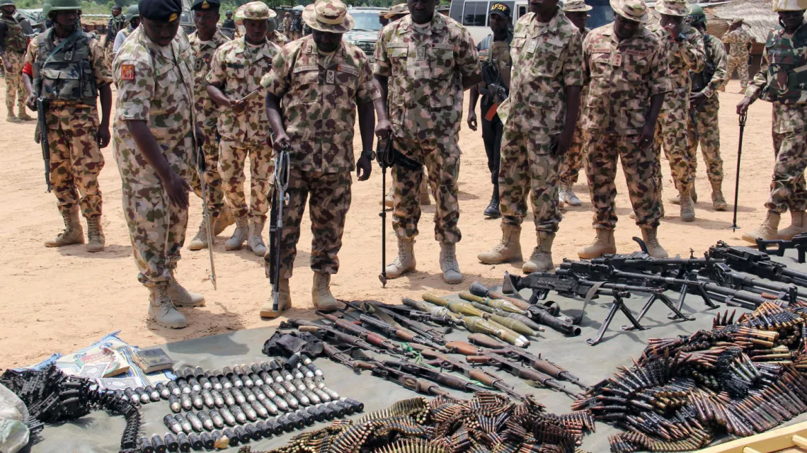 Broń odebrana dżihadystom z Boko Haram w Nigerii, lipiec 2019 r. / Fot. Audu Marte / AFP / East News / 