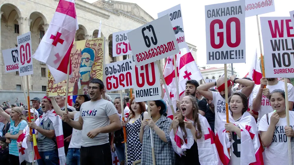 Protesty przeciwko gruzińskiemu ministrowi spraw wewnętrznych Giorgi Gacharii przed budynkiem parlamentu, Tbilisi, 6 lipca 2019 r. / / Fot. Shakh Aivazov /AP/Associated Press/East News