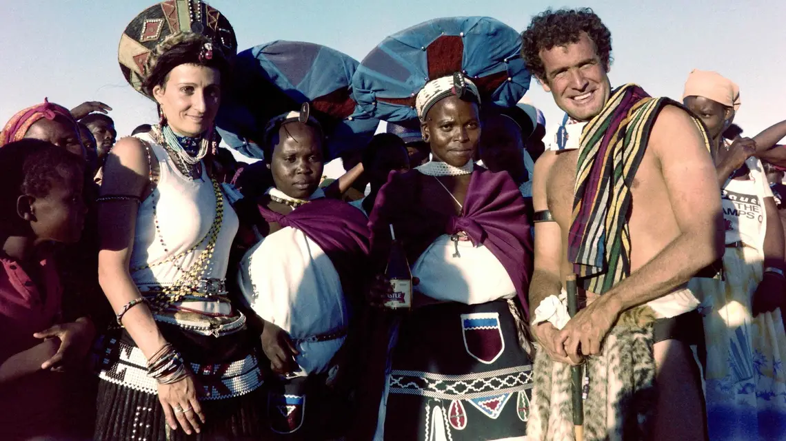 Johnny Clegg w tradycyjnym stroju zuluskim podczas ślubu z Jennifer Bartlett, marzec 1989 r. / Fot. Trevor Samson / AFP / East News / 