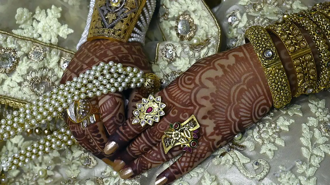 Panna młoda w tradycyjnym stroju ślubnym, Kaszmir, na północ od miasta Śrinagar, wrzesień 2019 r. / FOT. INDIA-KASHMIR-PAKISTAN-MARRIAGE FOCUS by Jalees ANDRABI / FOT. TAUSEEF MUSTAFA/AFP/East News / 