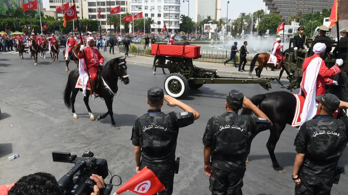 Procesja wojskowa z trumną prezydenta Tunezji Al Badżi Ka’id as Sibsiego.  Tunis, 27 lipca 2019 r. /  / Fot. Adele Ezzine/Xinhua News/East News