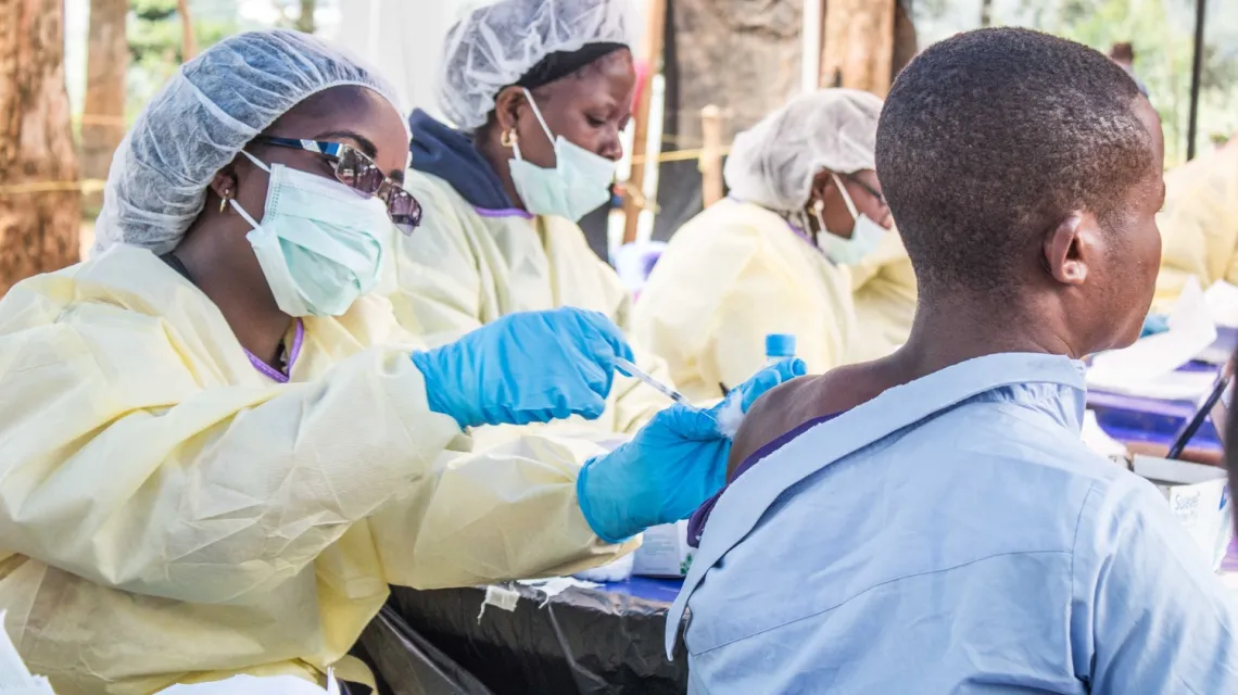 Mężczyzna przyjmuje szczepionkę z powodu podejrzenia eboli, Butembo, Demokratyczna Republika Konga, 27 licpa 2019 r. /  / JC Wenga / Anadolu Agency/ABACAPRESS.COM/East News