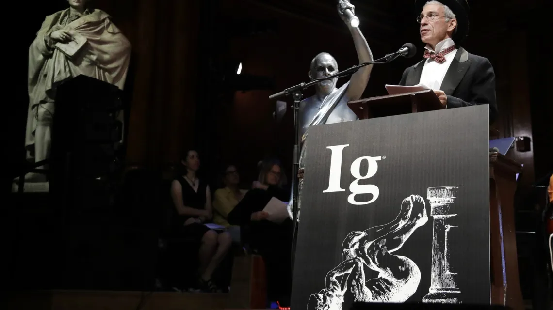 Marc Abrahams podczas 29. ceremonii rozdania Nagród Ig Nobla, Uniwersytet Harwarda, 12 września 2019 r. /  / fot. AP / Associated Press / East News