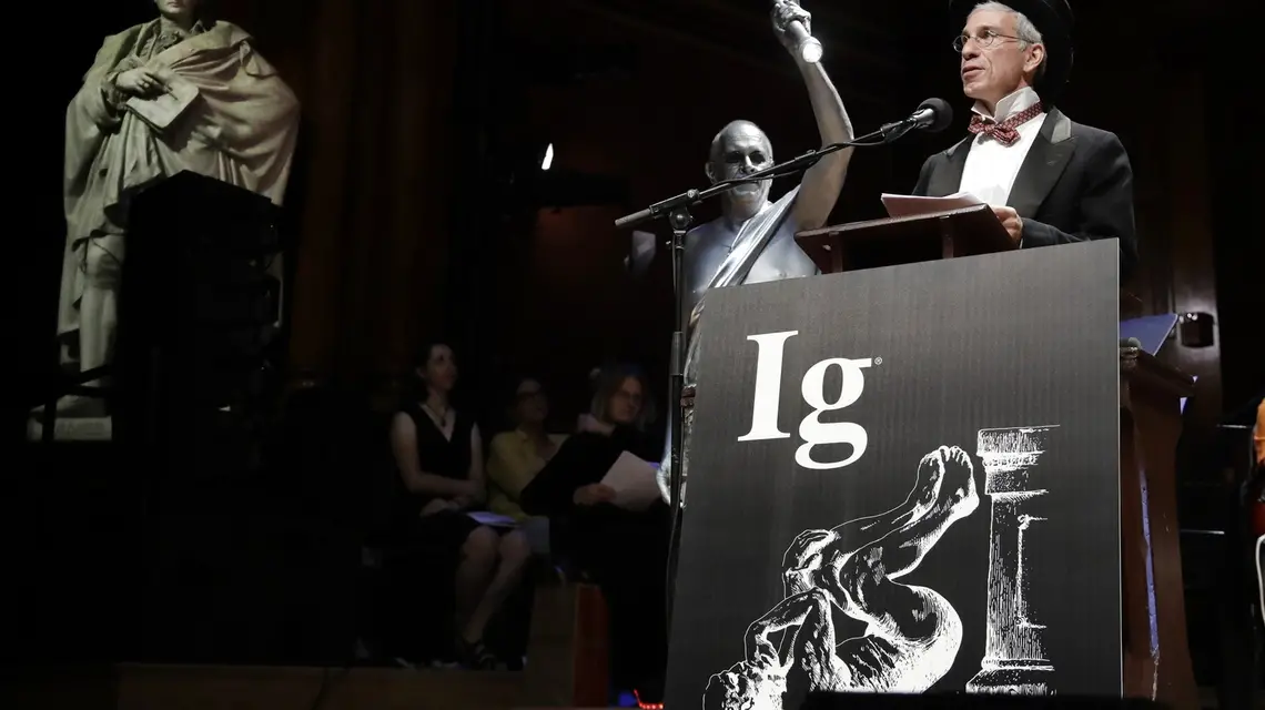 Marc Abrahams podczas 29. ceremonii rozdania Nagród Ig Nobla, Uniwersytet Harwarda, 12 września 2019 r. / / fot. AP / Associated Press / East News