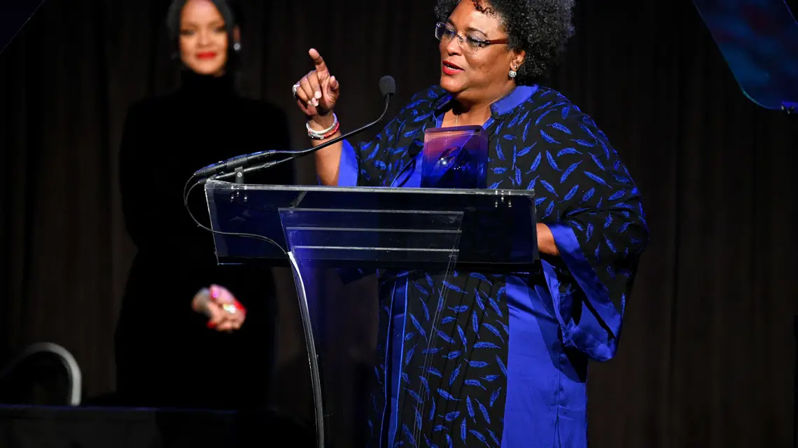 Premier Barbadosu Mia Mottley i Rihanna podczas gali charytatywnej w Nowym Jorku, 9 września 2019 r. / FOT. Dave Kotinsky/Getty AFP/East News / 