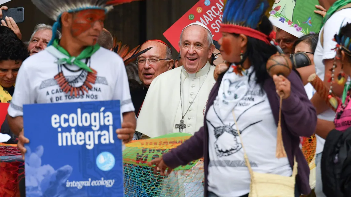 Przedstawiciele amazońskich Indian i papież Franciszek w procesji otwierającej synod dla Amazonii. Watykan, 7 października 2019 r. / fot. ANDREAS SOLARO / AFP / East News