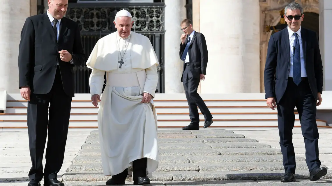 Papież Franciszek i Gianluca Gauzzi Broccoletti, dowódca Żandarmerii Watykańskiej / fot. Maria Laura Antonelli/REX / 