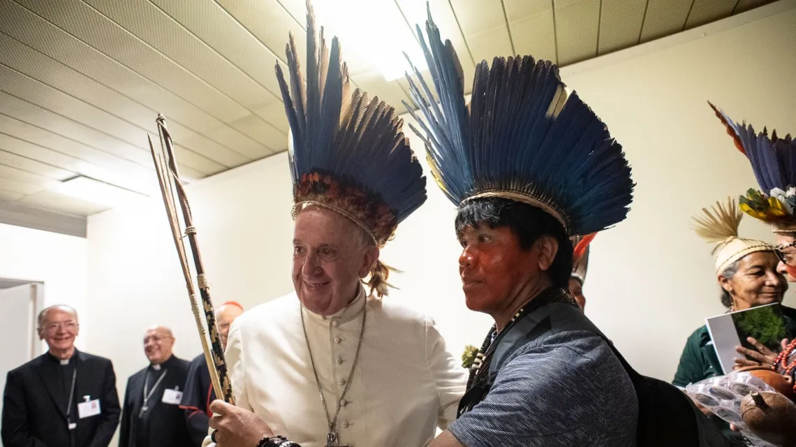 Papież Franciszek wśród goszczących na Synodzie rdzennych mieszkańców Amazonii, Watykan, 17 października 2019 r. / Fot. Vatican Media / AFP / East News / 