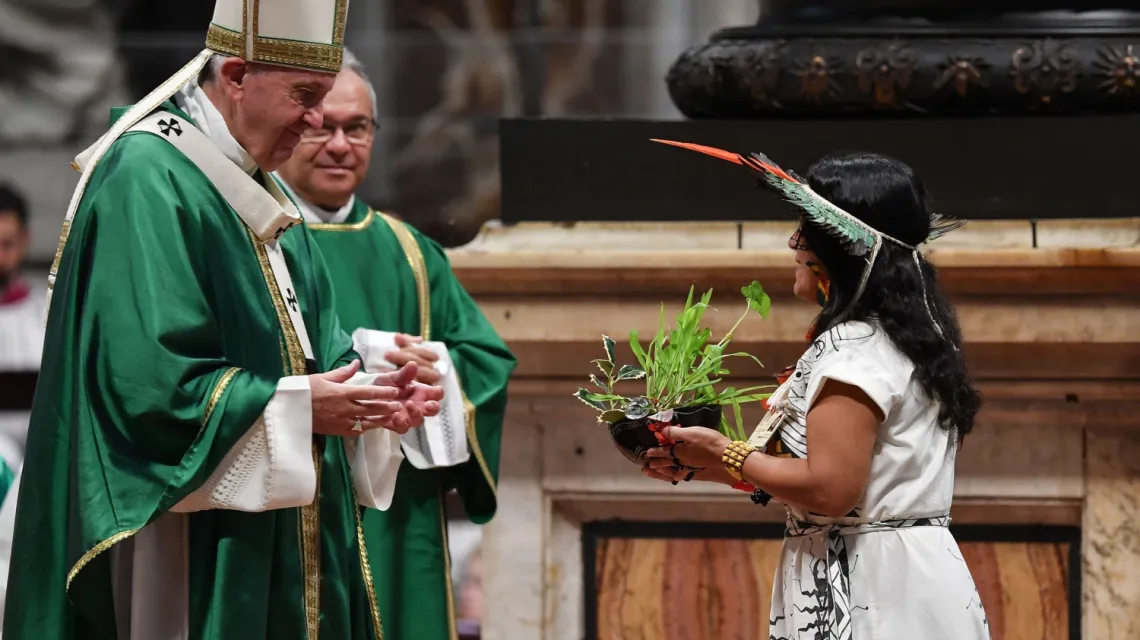 Przedstawicielka rdzennej ludności Amazonii wręcza papieżowi zioła podczas mszy na zamknięcie Synodu, Rzym, 27 października 2019 r. / Fot. Andreas Solaro / AFP / East News / 