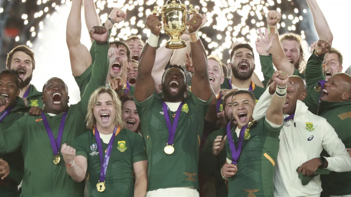 Rugbyści Południowej Afryki z Pucharem Świata (trofeum w rękach kapitana drużyny, Siyi Kolisiego), Jokohama, 2 listopada 2019 r. / Fot. Yomiuri Shimbun / Associated Press / East News / 