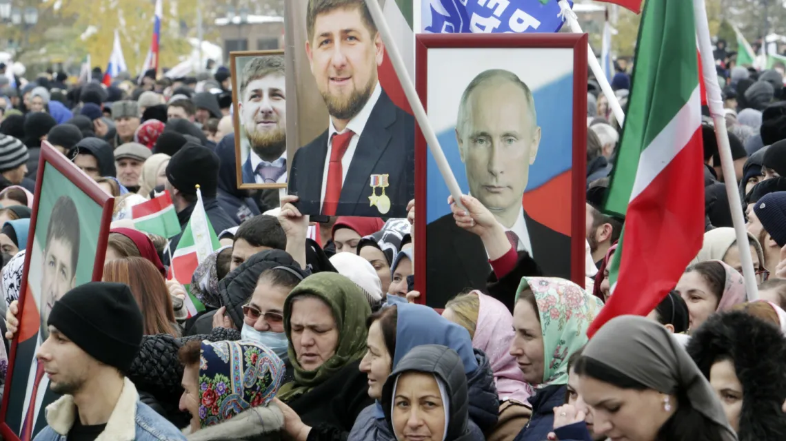 Ludzie trzymają portrety czeczeńskiego przywódcy Ramzana Kadyrowai rosyjskiego prezydenta Władimira Putina podczas wiecu z okazji Dnia Jedności Narodowej w Groznym, 4 listopada 2019 r. / FOT. AP Photo/Musa Sadulayev/AP/Associated Press/East News / 