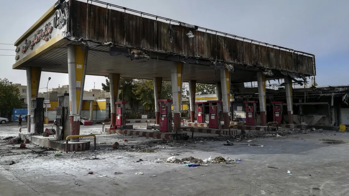 Spalona przez protestujących stacja benzynowa w Teheranie, 17 listopada 2019 r. / Fot. Abdolvahed Mirzazadeh / ISNA / AP / East News / 
