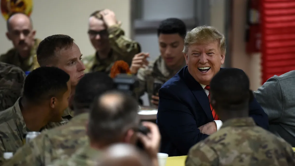 Donald Trump obchodzi Święto Dziękczynienia w bazie żołnierzy amerykańskich w Bagram (Afganistan), listopad 2019 r. / Fot. Olivier Douliery / AFP / EAST NEWS / 