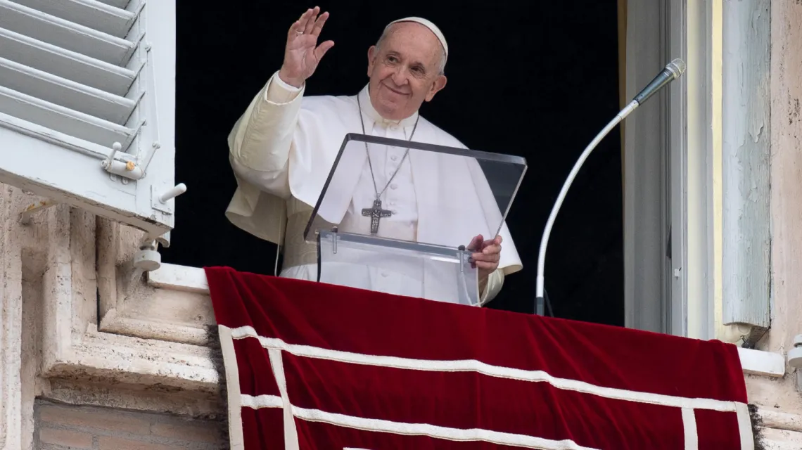Papież Franciszek przekazuje swoje błogosławieństwo podczas modlitwy Anioł Pański, Watykan 11 października 2020 r. Fot. IPA/Sipa USA/East News / 