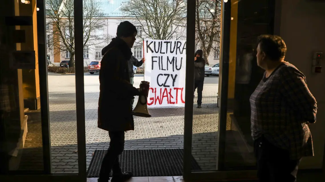 Protest przeciwko Romanowi Polańskiemu na Państwowej Wyższej Szkole Filmowej, Telewizyjnej i Teatralnej w Łodzi, 30 listopada 2019 r. / Fot. Beata Zawrzel / Reporter / East News / 