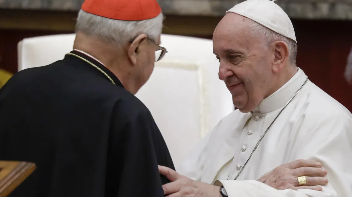 Papież Franciszek i kard. Angelo Sodano podczas świątecznego spotkania z Kurią Rzymską, 21 grudnia 2019 r. /  / fot. AP POOL / Associated Press / East News