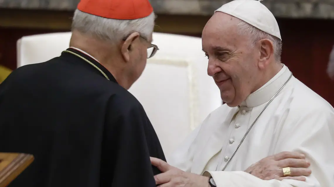 Papież Franciszek i kard. Angelo Sodano podczas świątecznego spotkania z Kurią Rzymską, 21 grudnia 2019 r. / / fot. AP POOL / Associated Press / East News