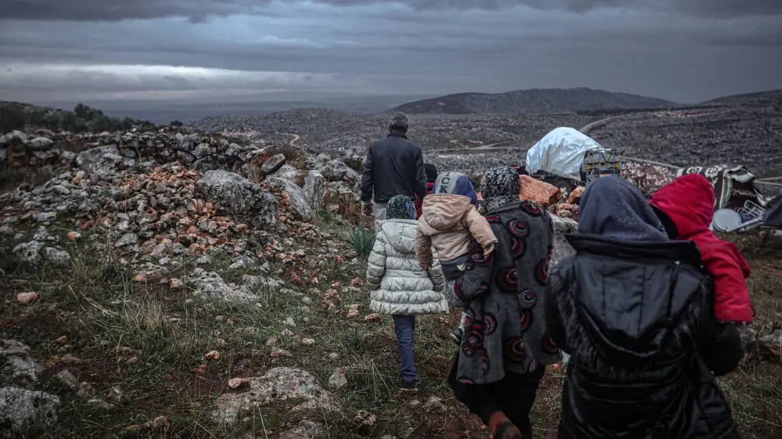 Syryjczycy, zmuszeni do przesiedlania z powodu wojny, zostali zatrzymani w drodze do wioski Harbanush, Idlib, Syria, 27 grudnia 2019 r. / FOT. Muhammed Said / Anadolu Agency/AA/ABACA/Abaca/East News / 