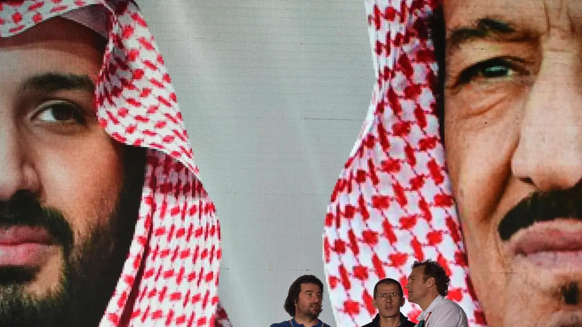 Portrety księcia Mohammeda (z lewej) i jego ojca, króla Salmana ibn Abdulaziza przed rozpoczęciem rajdu Dakar, zorganizowanego w tym roku w Arabii Saudyjskiej, styczeń 2020 r. / Fot. FAYEZ NURELDINE / AFP / EAST NEWS / 
