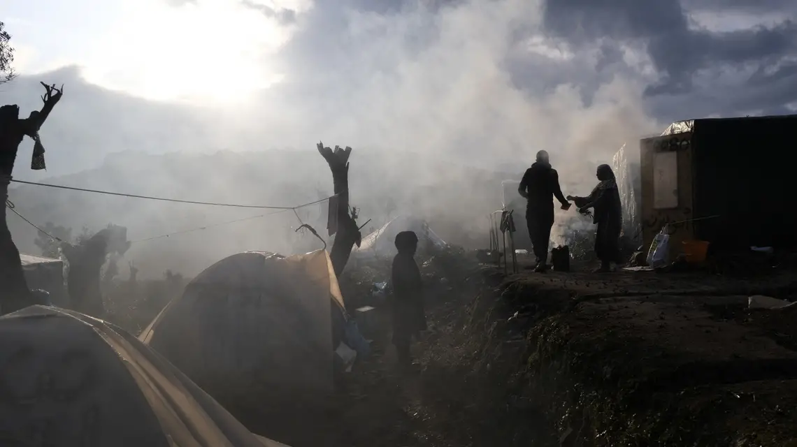 Tymczasowe obozowisko uchodźców i imigrantów na wyspie Lesbos, styczeń 2020 r. / Fot. Aggelos Barai / AP / East News / 