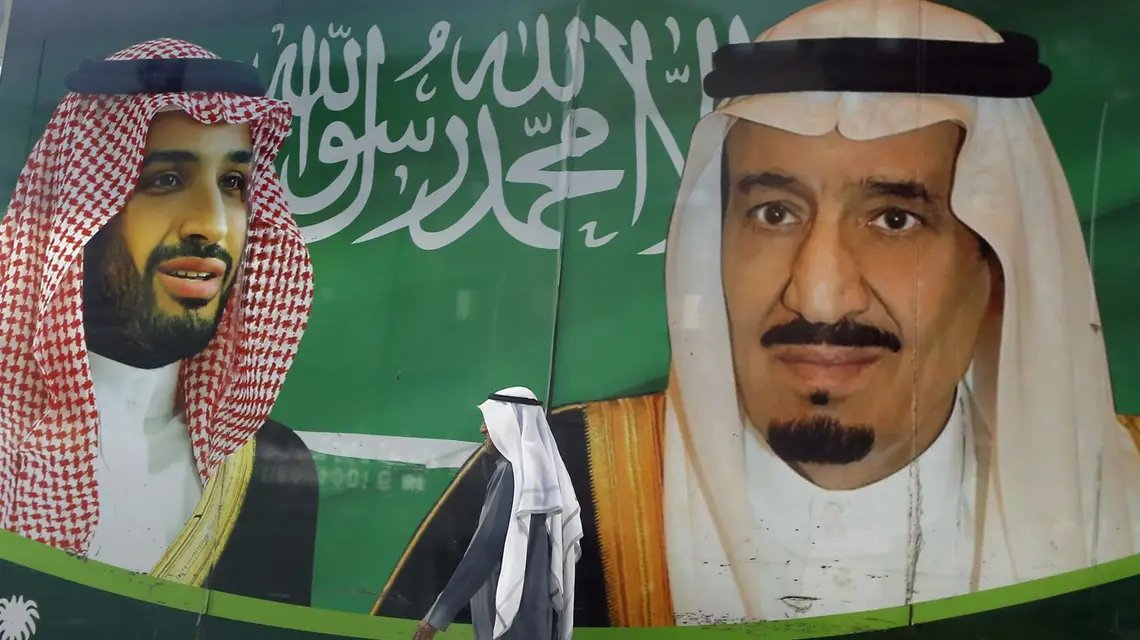 Król Salman i książę koronny Mohammed na plakacie w jednym z centrów handlowych, Jiddah (Arabia Saudyjska), 7 marca 2020 r. / Fot. Amr Nabil / AP Photo / East News / 