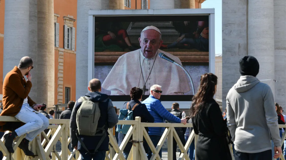 Watykan, 8 marca 2020 r.: w obawie przed koronawirusem niedzielną modlitwę Anioł Pański transmitowano na telebimie / Fot. Alberto Pizzoli / AFP / East News