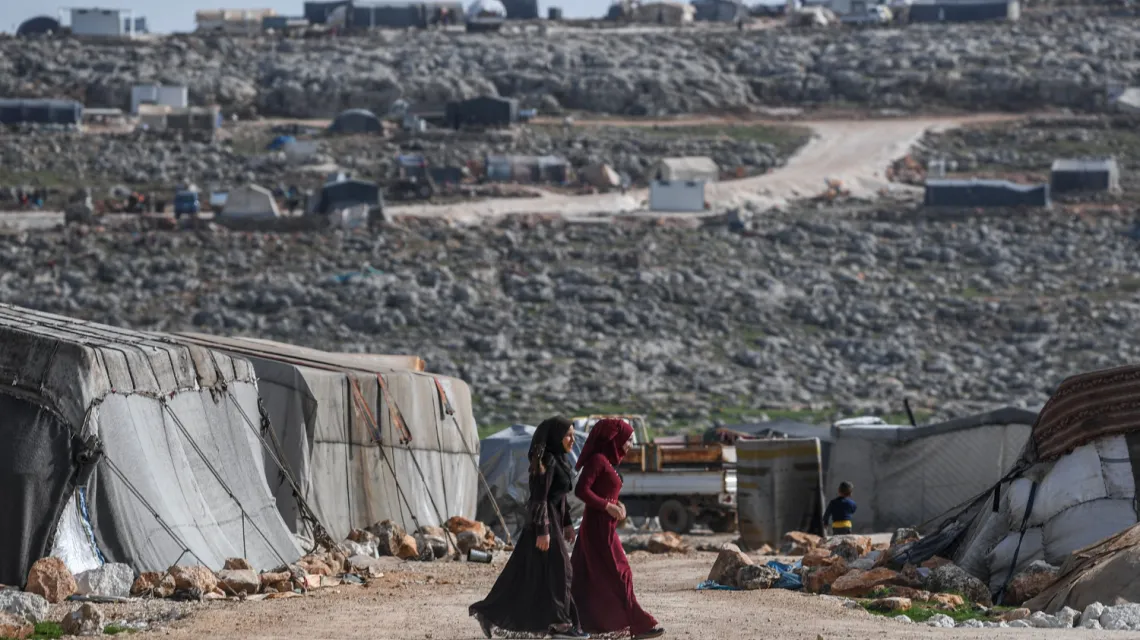 Przesiedlone syryjskie kobiety w obozie w wiosce Kafr Lusin na granicy z Turcją w Idlib, północno-zachodniej prowincji Syrii, 10 marca 2020 r. / FOT.Ozan KOSE / AFP / EASTNEWS / 