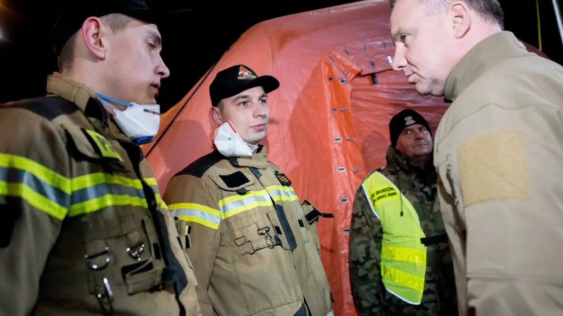 Andrzej Duda w punkcie kontroli sanitarnej na granicy w Kołbaskowie, 11 marca 2020 r. / Fot. Marek Szandur-ski/East News / 