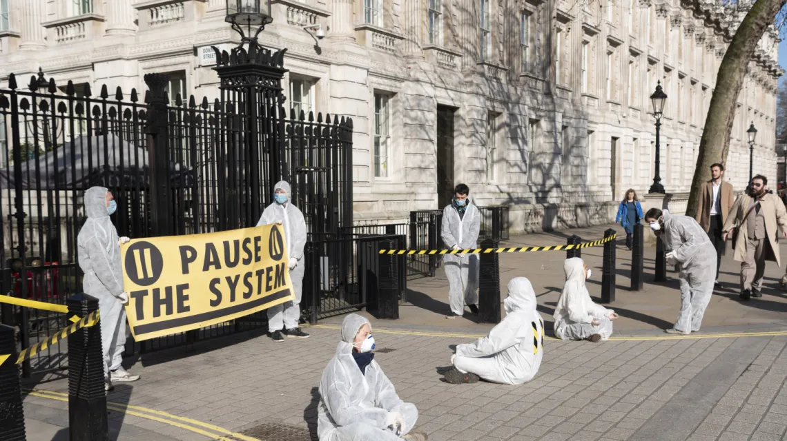Protest przed siedzibą premiera na Downing Street przeciwko brytyjskiej polityce wobec epidemii / Fot.  Han Yan / Xinhua News / East News / 