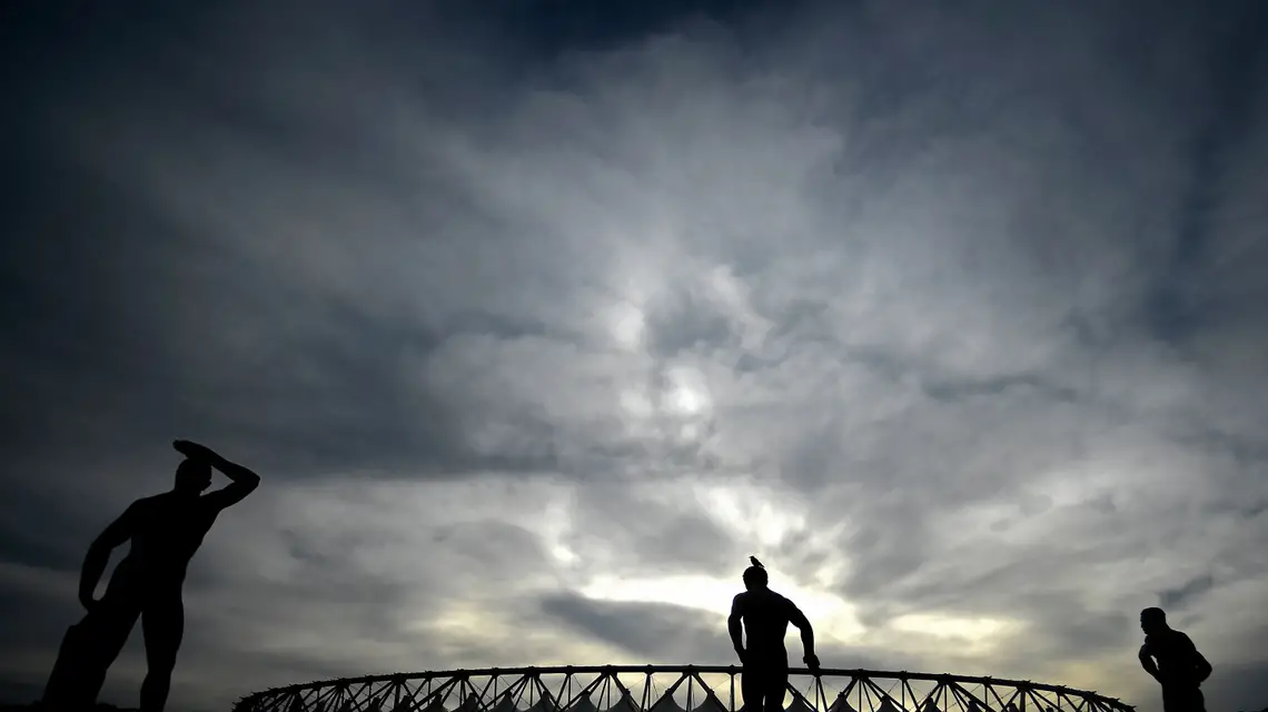 Niebo nad zamkniętym stadionem w Rzymie, 17 marca 2020 r. / Fot. Filippo Monteforte / AFP / East News / 