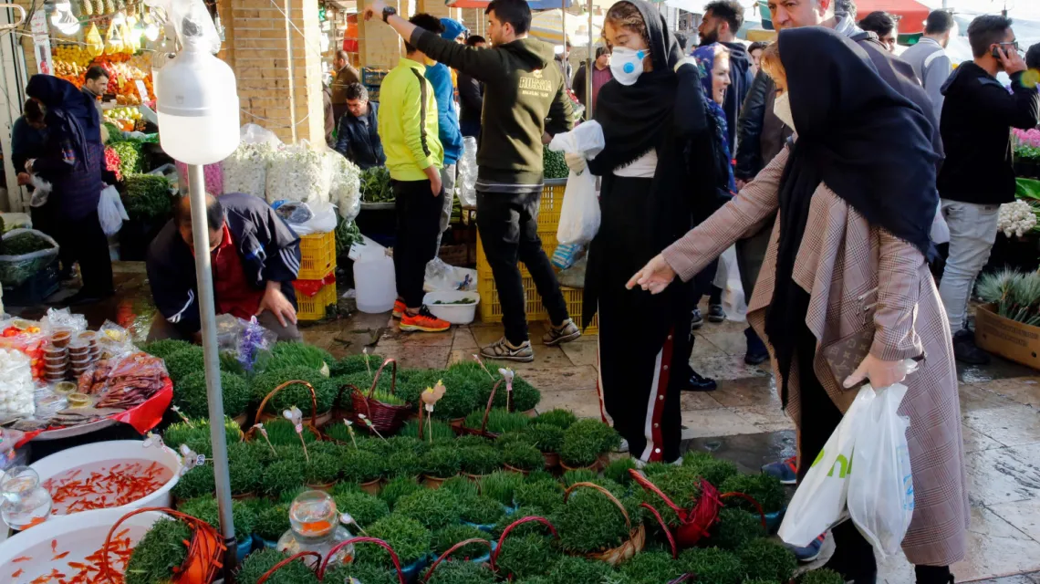 Podczas tradycyjnych zakupów przed świętem Nouruz, Tajrish Bazar w Teheranie, 19 marca 2020 r. / FOT. STR/AFP/East News / 