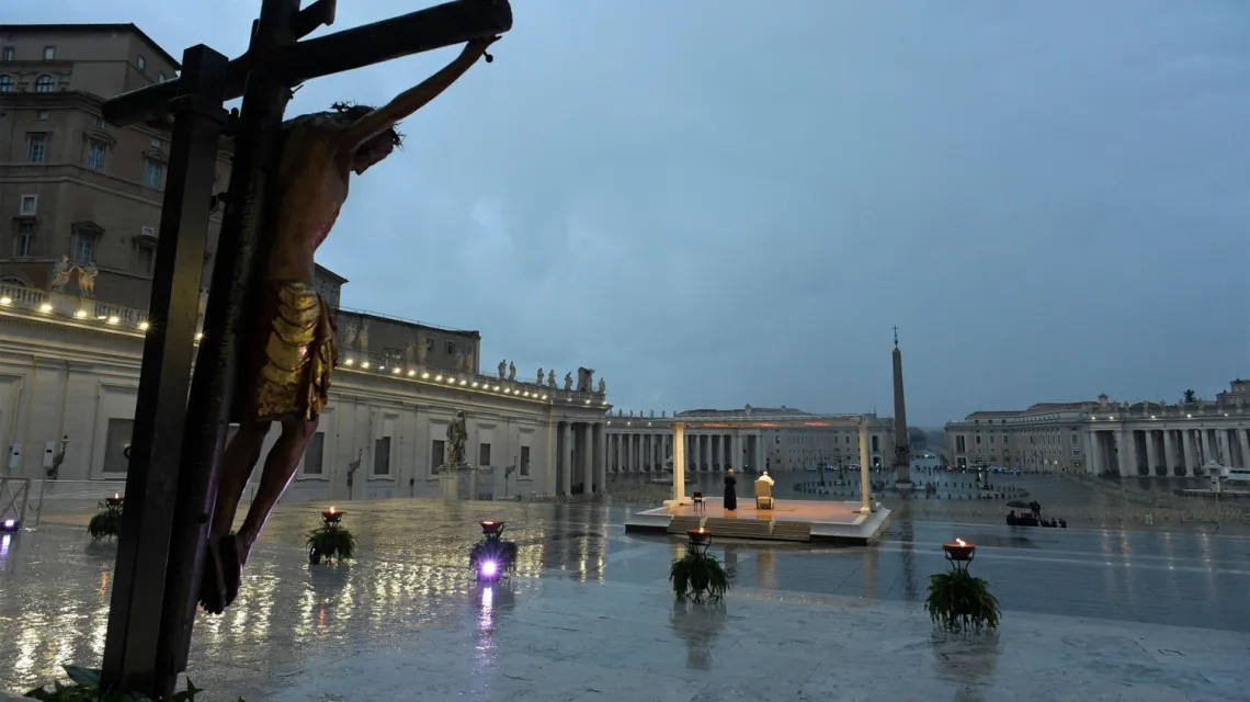 Papież Franciszek na Placu św. Piotra, 27 marca 2020 r. / Fot. AFP / East News / 