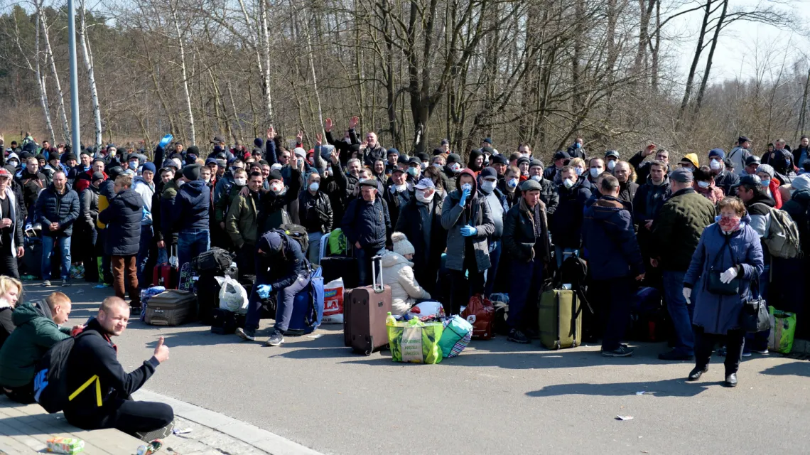 Korczowa, 27 marca 2020 r., obywatele Ukrainy czekają na możliwość przekroczenia granicy / Fot. Łukasz Solski / East News / 