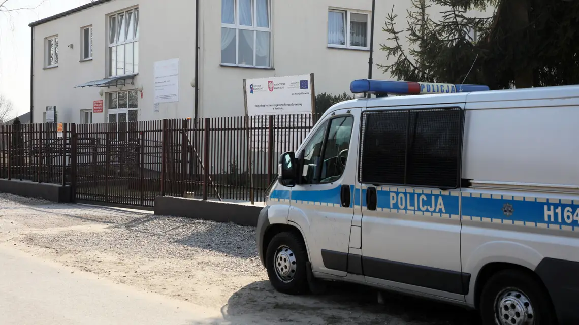 Objęty kwarantanną Dom Pomocy Społecznej w Niedabylu (woj. mazowieckie), 28 marca 2020 r. / Fot. Jakub Kamiński / East News / 