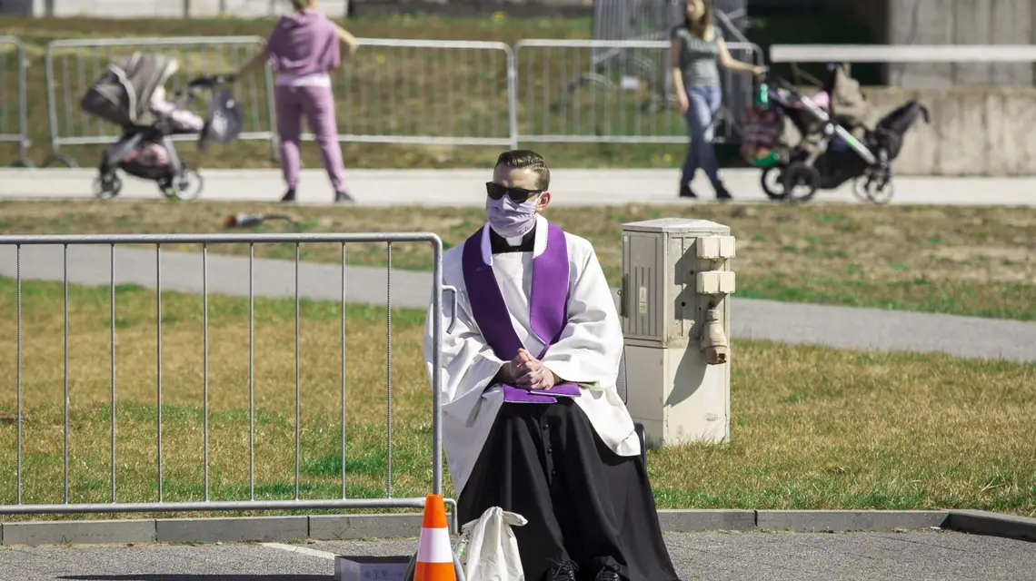 Spowiedź na parkingu Świątyni Opatrzności Bożej w Warszawie. Fot. MAREK BEREZOWSKI/REPORTER / 