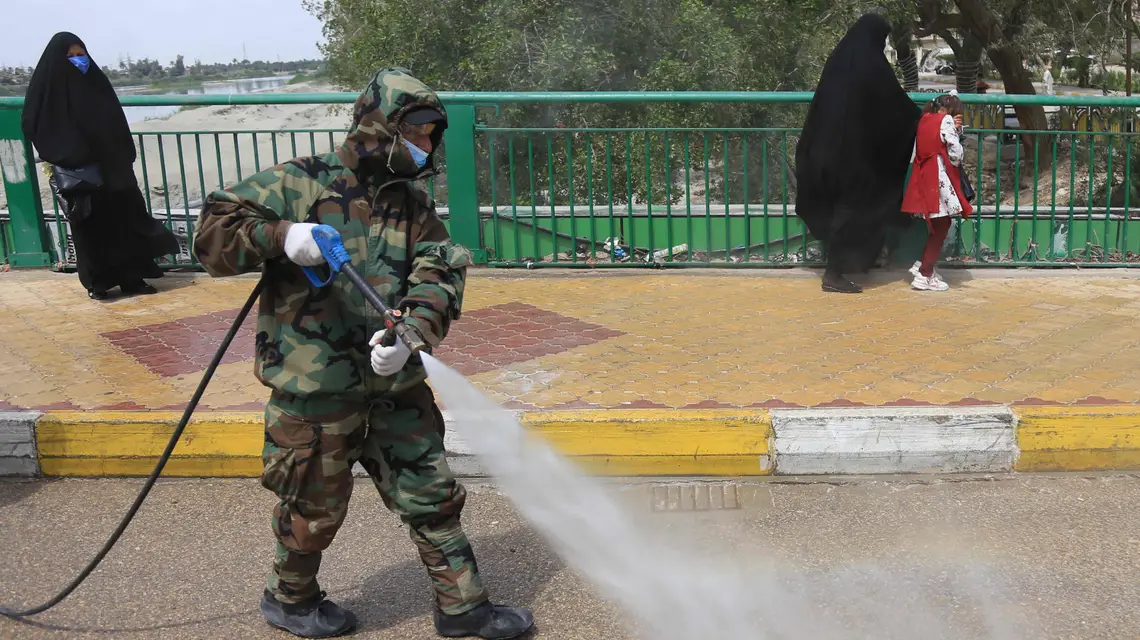 Dezynfekcja na ulicach Karbali (Irak), 16 kwietnia 2020 r. / Fot. Mohammed Sawaf / AFP / East News / 