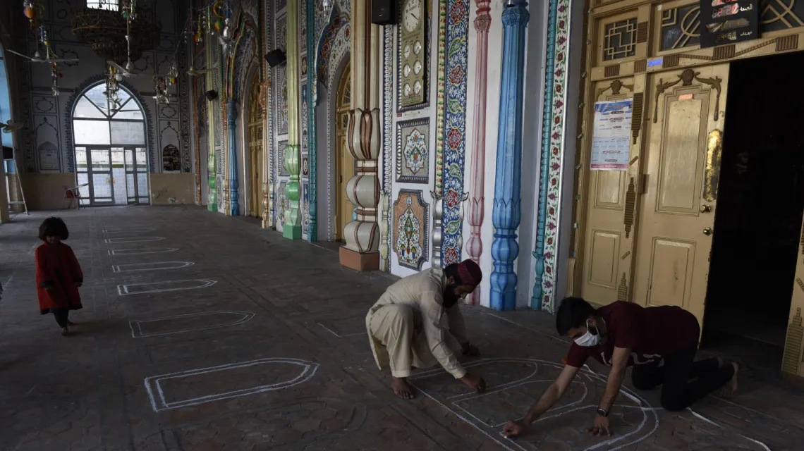 Przed rozpoczęciem tegorocznego ramadanu w meczecie oznaczano miejsca modlitwy, by zachować społeczny dystans. Rawalpindi, Pakistan, 23 kwietnia 2020 r. / FOT. B.K. Bangash /AP/Associated Press/East News / 
