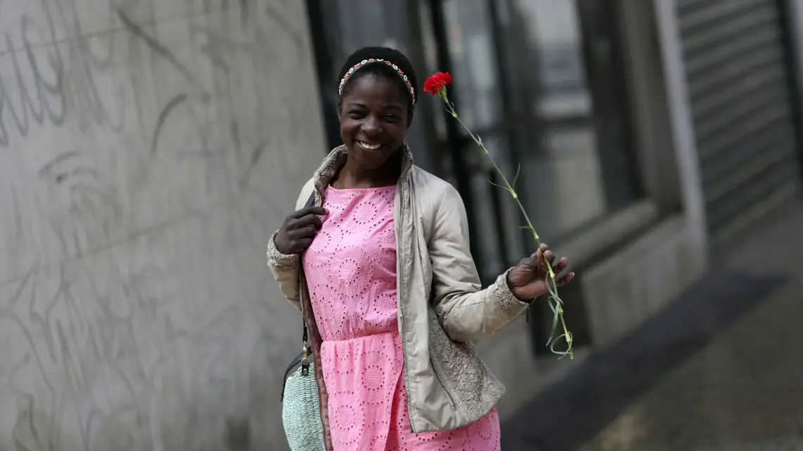 Mieszkanka Lizbony z czerwonym goździkiem, symbolem rewolucji 25 kwietnia. fot. AP/Associated Press/East News / 