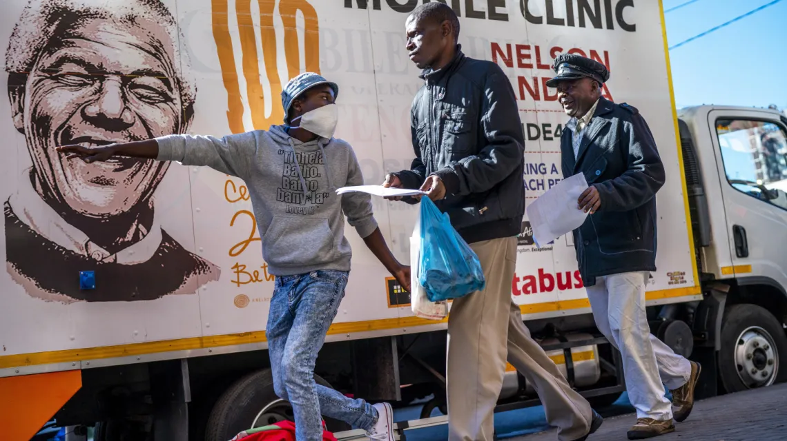 Wolontariusz kieruje mężczyzn do namiotu medycznego, gdzie zostaną przetestowani pod kątem COVID-19, a także HIV i gruźlicy, Johannesburg, 30 kwietnia 2020 r. / Fot. Jerome Delay / AP/Associated Press/East News / 